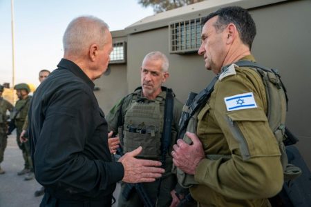 גלנט בהתייעצות ביטחונית עם הרמטכ״ל רב-אלוף הרצי הלוי וראש השב״כ רונן בר, בגבול רצועת עזה.