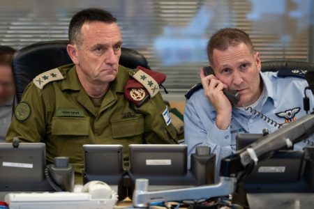 הרמטכ״ל ומפקד חיל האוויר מפקדים על התקיפה באיראן מבור פיקוד חיל האוויר בקריה | צילום: דובר צה"ל