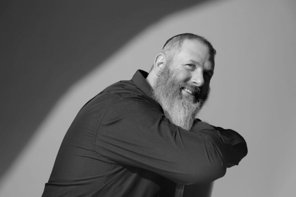הזמר עדי גביסון